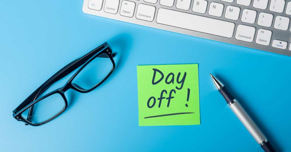 A virtual assistant desk showing a post it with "day off!" written on it